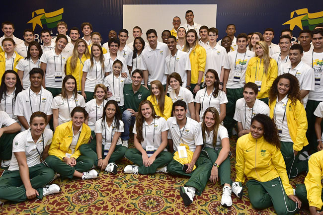 A delegação brasileira com o campeão olímpico Giba ao centro. Bianca está na mesma fila, a terceira da esquerda para direito; imagem: COB - Wander Roberto