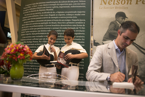 Rodrigo Pessoa dá autógrafo durante lançamento de sua biografia no Rio; fotos: Marcelo Blanco / Divulgação