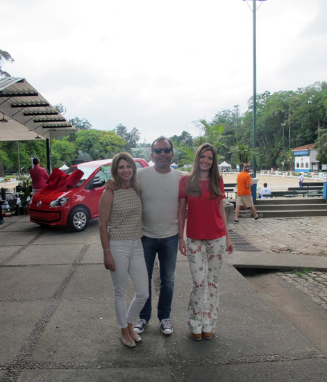 O casal anfitrião William Almeida, presidente do CHSA, com sua esposa Sheila Wakswaser e Monica Kaliski, esposa de Romeu Ferreira Leite, diretor da  Sociedade Hípica Paulista