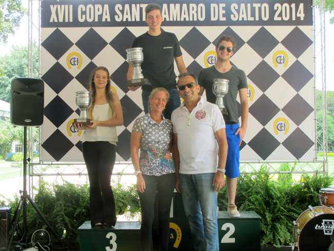 Patrícia Wunderlich Ramos da Silva e William Almeida premiam os campeões a 1.30 metro - categorias Jovem Cavaleiro, Junior e Pré-junior
