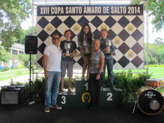 William Almeida e Patrícia com os campeões Maria,   Philip e Gustavo