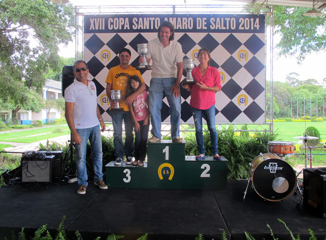 Comemoração no pódio da série 1.20 metro aberta com Ricão, campeão, Karina, vice, Luiz Carlos 3º 