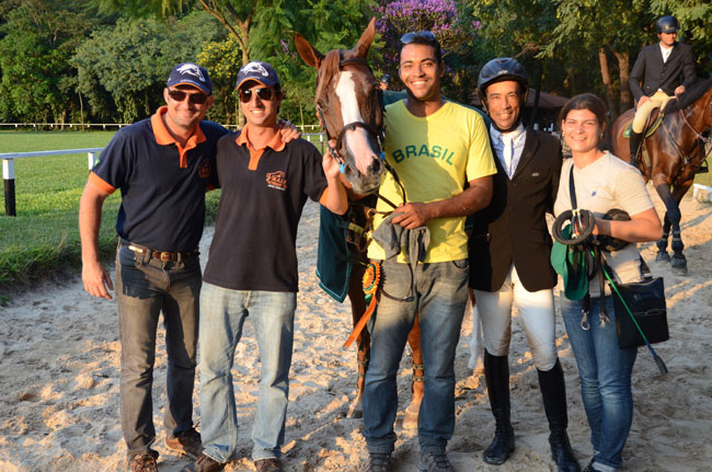 Louro comemora com sua esposa e equipe