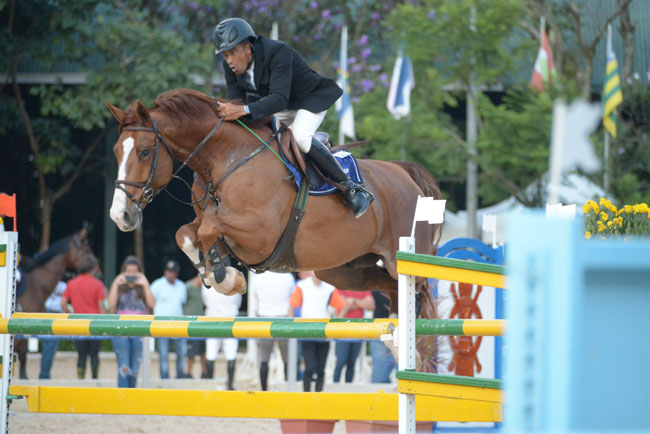 Lourenço Vieira da Silva, o Louro, e Macarena Tok saltam para a vitória no Clube Hípico de Santo Amaro; img: Duílio Andrade - Tupa Vídeo