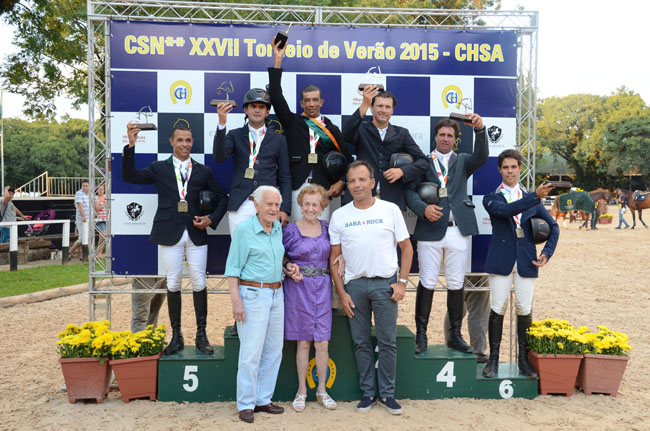 Os campeões do Clássico Cel Renyldo Ferreira, presente da premiação ao lado de sua esposa Dulce e William Almeida, presidente do CHSA ; img: C.May