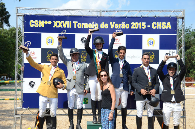 Os campeões no alto do pódio da Copa Ouro na largada do Torneio de Verão 2015  em Santo Amaro