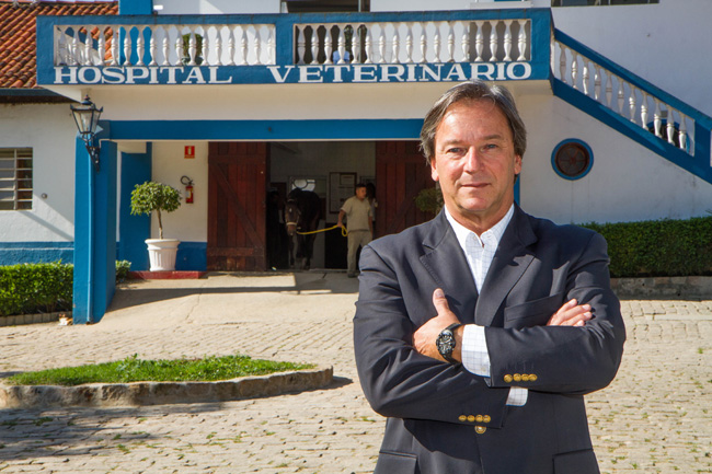 Dr. Thomas Wolff frente ao Departamento Veterinário do Clube Hípico de Santo Amaro