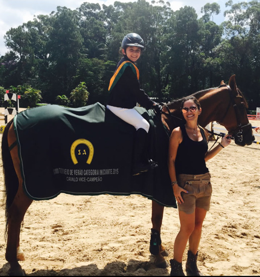 Giovana Guanieri em flash com sua mãe no Torneio de Verão de Salto para Iniciantes no início da temporada 2015