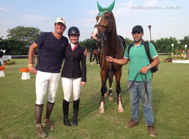 Isabela Piovesan com seu treinador Juan Pablo Mussini e o orgulhoso tratador de GTI 3; img: www.multicavalos.com.br