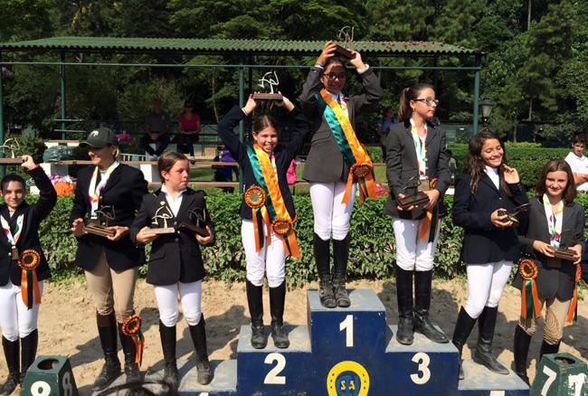 Comemoração no pódio da categoria da série 0.80 metro durante o Torneio de Verão