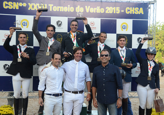 O pódio completo do Clássico do Torneio de Verão com o anfitrião William Almeida,  Zé Roberto e Felipe Braga; img: CM