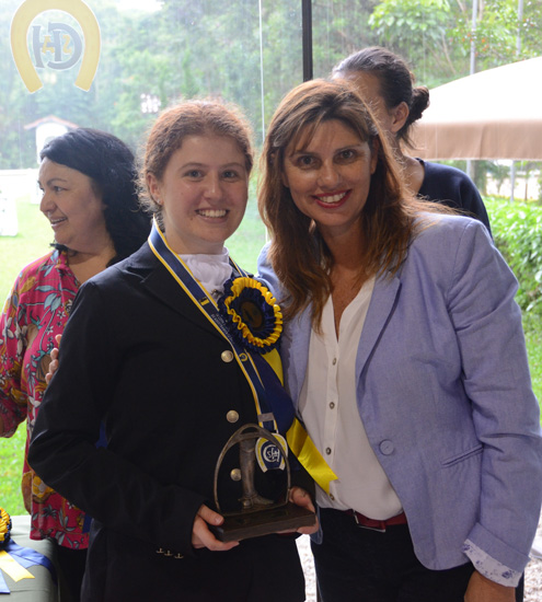 Com troféu em mãos