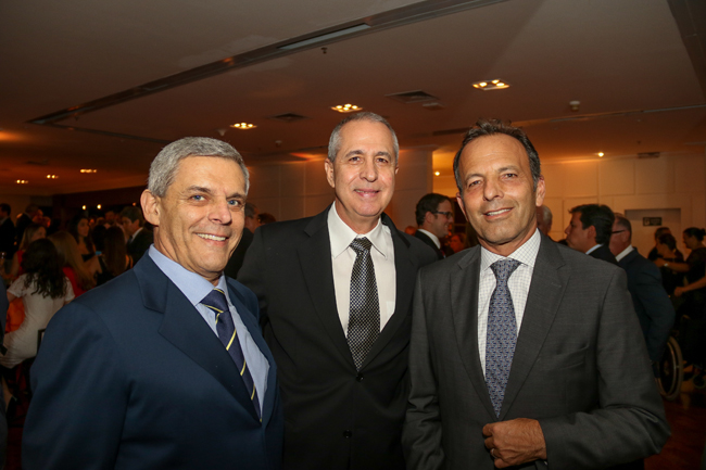 Constantino Scampini, diretor de esportes da SHP e categorias de base da CBH, Plínio Soares Jr, presidente da FPH e campeão Master Z, com William Almeida, presidente do CHSA