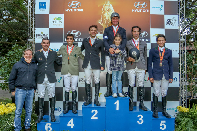 Os vencedores do GP Hyundai com Romeu Ferreira Leite, presidente da Sociedade Hípica Paulista