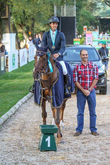 Tiago recebeu seu prêmio das mãos de Anselmo Borghetti, diretor da Hyundai