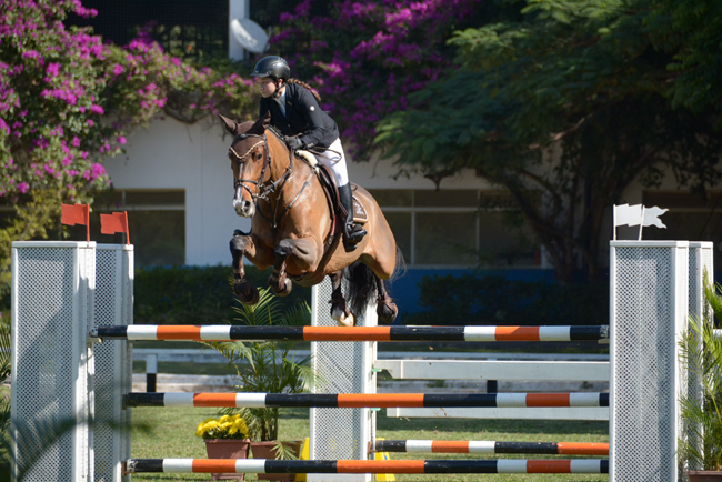 Tais e Top Horse Deja Vu em ação na pista de grama do Clube Hípico de Santo Amaro; img: Duílio Andrade