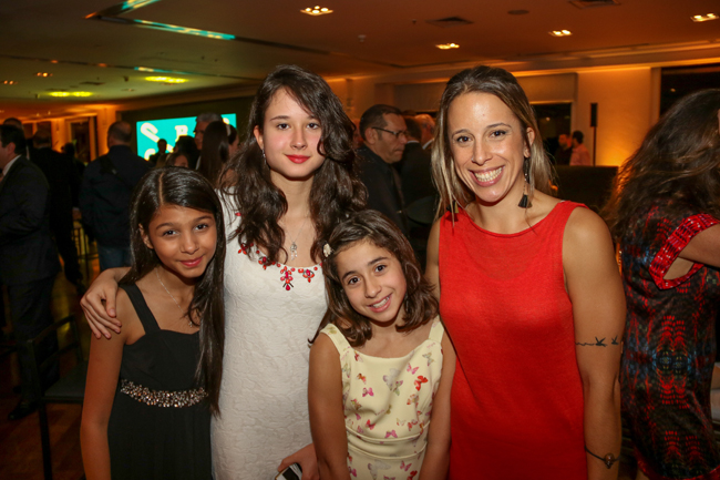 Thais Tavares Paes (vestido vermelho) com o grupo de campeãs do volteio