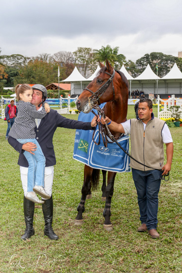Zé Roberto comemora com sua filha Giovana, Radiator, ao lado de seu orgulhoso tratador