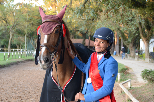 Andrea acaricia sua campeã