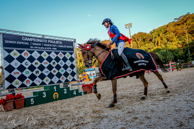Andrea e pequena grande Maloubet Xangô no galope da vitória