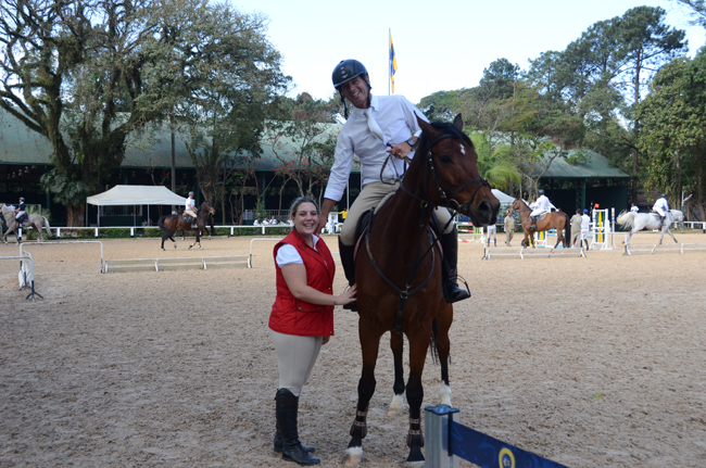 Rafael Ramos, vencedor da prova Final a 1.30 metro no domingo, 23, com Daniele Garcia, orgulhosa proprietária do cavalo Baldor