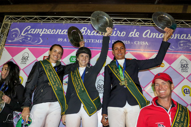 Bianca Matarazzo Affonso Ferreira, Daniela Lemos Castro e Andrea Guzzo Muniz Ferreira comemoram no alto do pódio Amador Top. Jennifer Foster foi a quarta integrante da equipe