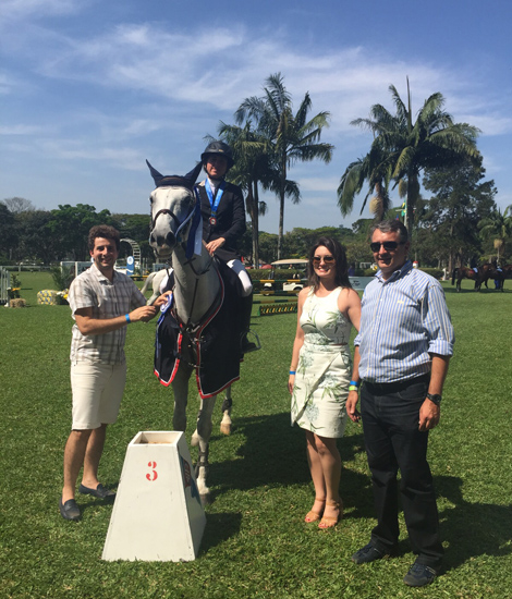 Karina na cerimônia de premiação com Marcelo Giovanetti D'Arienzo, proprietário de sua montaria