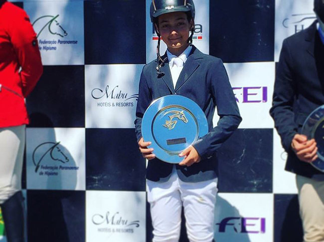 Raphael Mari no pódio do Brasileiro de Jovens Cavaleiros A; img: reprodução facebook