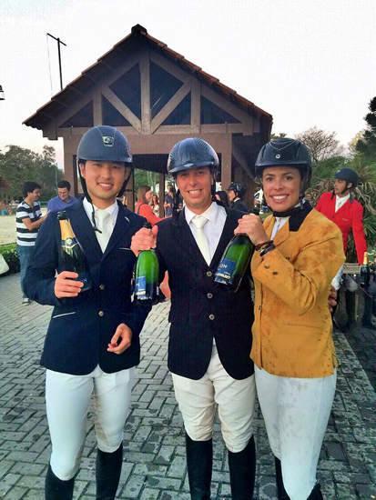 Bruna Mattos comemora com Zé Luiz Carvalho e Rodrigo Tsau ; img: reprodução facebook