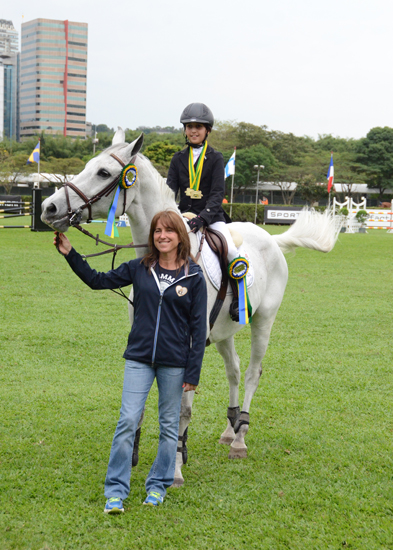 Gabriela Lemos Torres com sua orgulhosa mamãe e amazona Karina