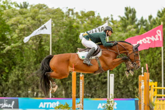 Thiago em salto espetacular com Anneline