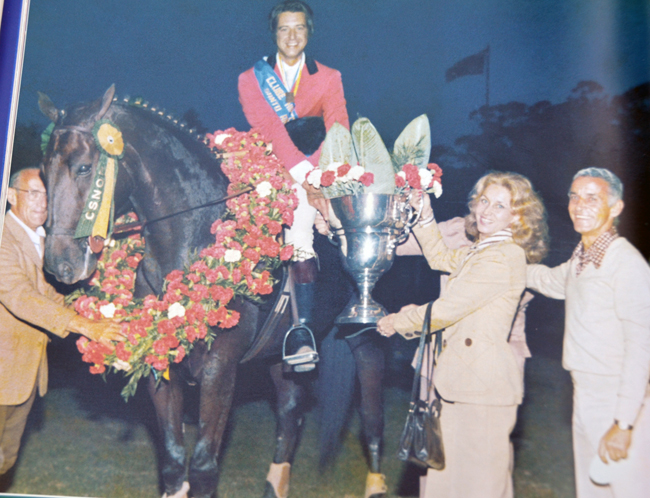 José Roberto Reynoso Fernandez Filho, o Alfinete, campeão do GP de Aniversário de 1975 nos 40 anos do CHSA, com Dulcinha e Cel Renyldo Ferreira e Cel Sylvio Marcondes de Resende 