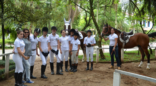 Jovens iniciantes no Adestramento da Escola de Equitação Altamira Vivências garantiu uma brilhante estreia em Santo Amaro