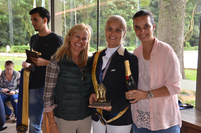 Missão cumprida para Erica de Lorenzo ao lado de sua instrutora Adriana Santoro e Fabiana Maroni