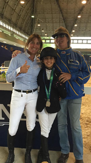 Gabi com sua mãe Karina e a treinadora top Lesley McNaught