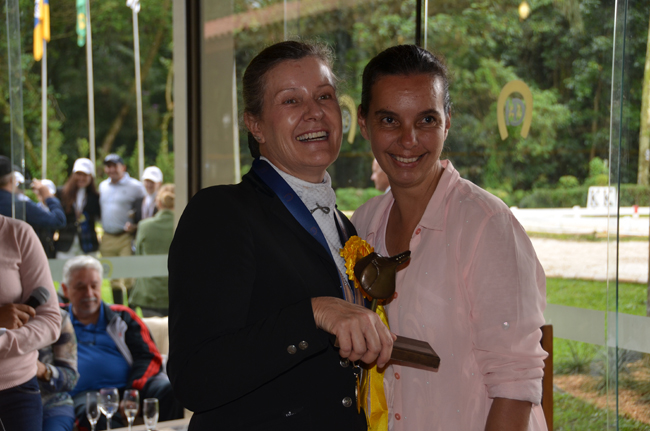 Missão cumprida para Márcia Brandão ao lado de sua instrutora Adriana Santoro, integrante do comitê de Adestramento CHSa