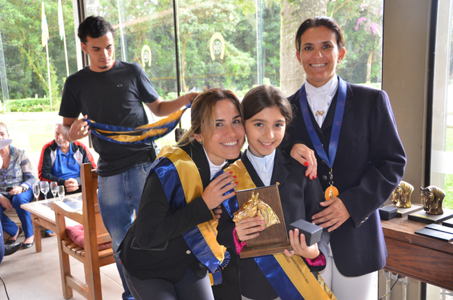 Patricia e Giovana, mãe e filha, campeãs no Adestramento e Salto