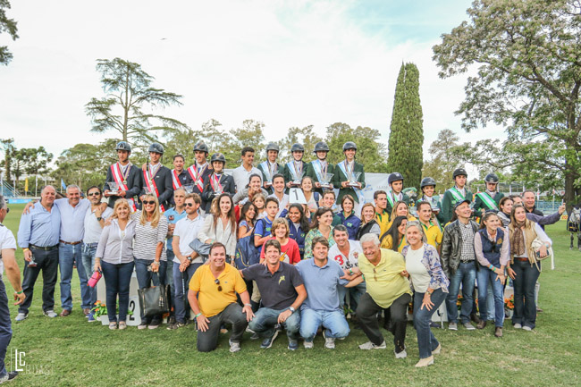 Comemoração no pódio da categoria Junior