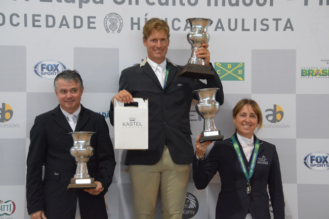 Karina comemora no pódio da categoria Master Top