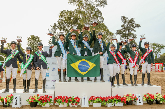 Comemoração no pódio das equipes do Sul Americano Young Riders com 100% de aproveitamento para do Brasil