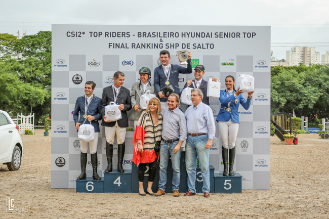 Maria Angela Aguiar, titular do Haras Império Egípcio, Romeu Ferreira Leite Jr, presidente da SHP, e Antonio Maciel, presidente da Hyundai Caoa com os vencedores do GP Final do Ranking de Salto SHP