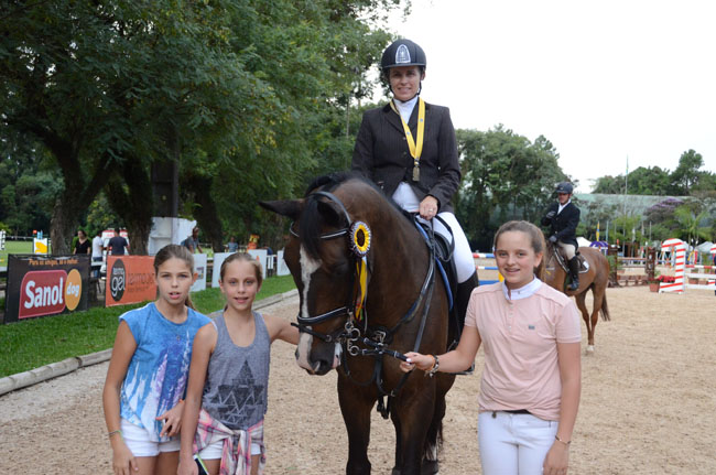 Gabriella Miguel, vencedora Amador Top, e 6º na classificação geral a 1.30 metro, com sua filha Julia Miguel e amigas 