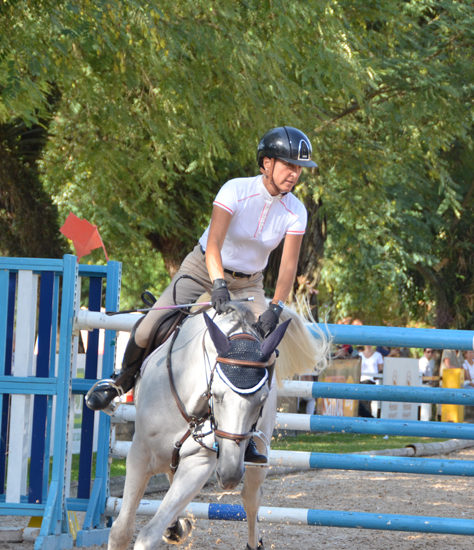 A amazona da casa Karina Goldmann em ação no Clube Hípico de Santo Amaro