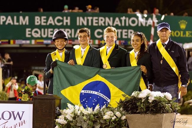 A equipe Mirim do Brasil no pódio ao lado de Caio Sérgio Carvalho, coordenador das equipes brasileiras de Salto