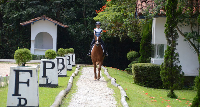O belo picadeiro de adestramento do CHSA com Vitoria Santa Peruza e Charlot se preparando para apresentação