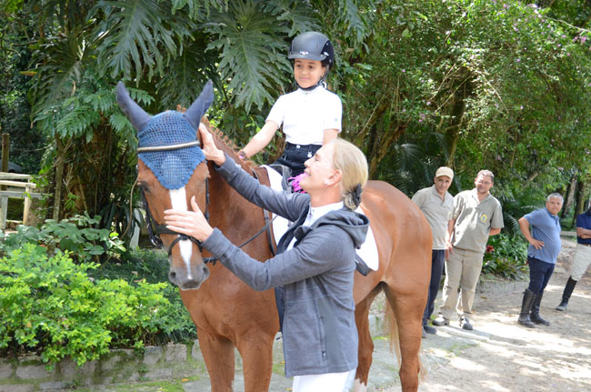 Micheline Schulze agrada Charlot e cumprimenta a pequena grande amazona Vitoria Santa Peruza