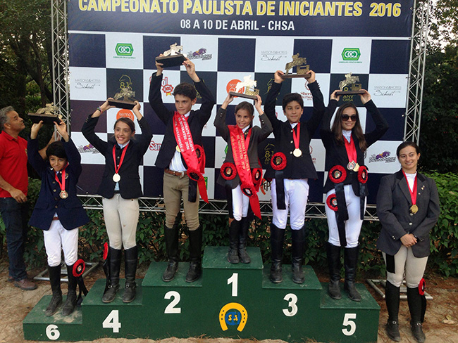 Comemoração no pódio da categoria Principal