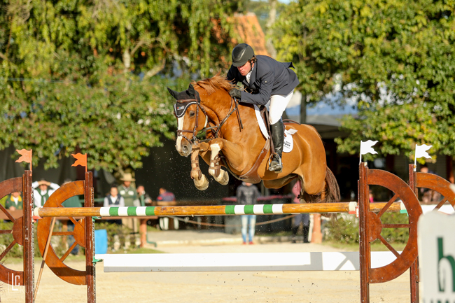 Zé Roberto com Azrael W em clique na qualificativa do GP, a 1.45 metro