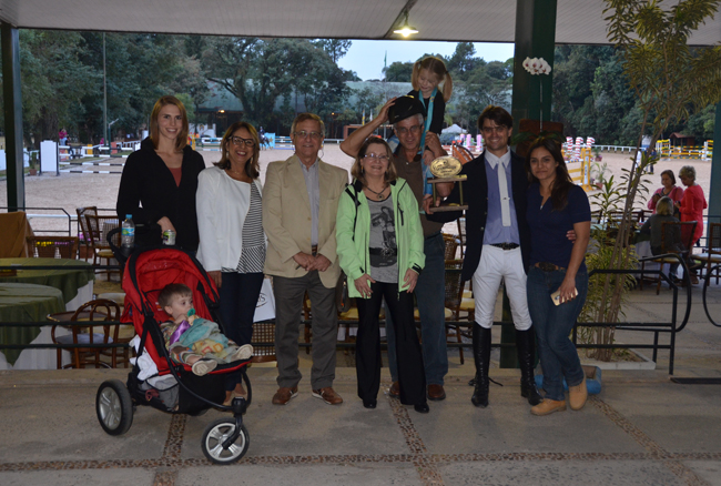 Pedro Henrique comemora o 3º lugar no GP com direito foto do família no Dia das Mães