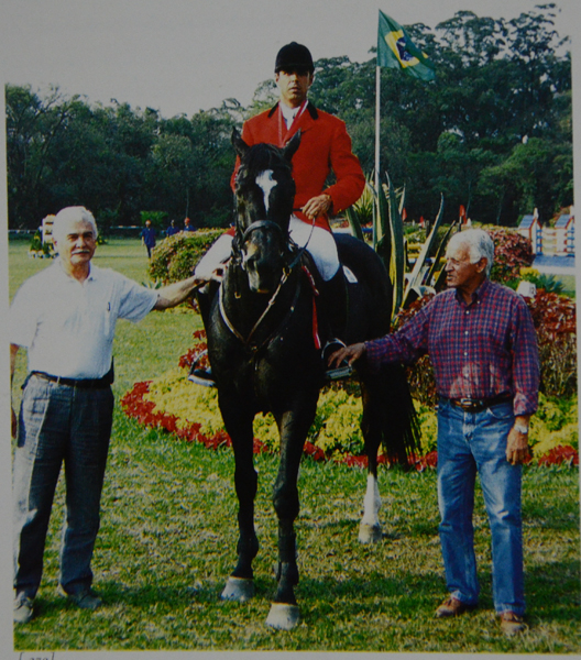 Enio Monte ao lado do cavalo de sua criação Quorum, montaria de Doda Miranda tanto no Brasil como Exterior, e Cel Renyldo Ferreira, no Clube Hípico de Santo Amaro